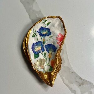 Decorative oyster shell